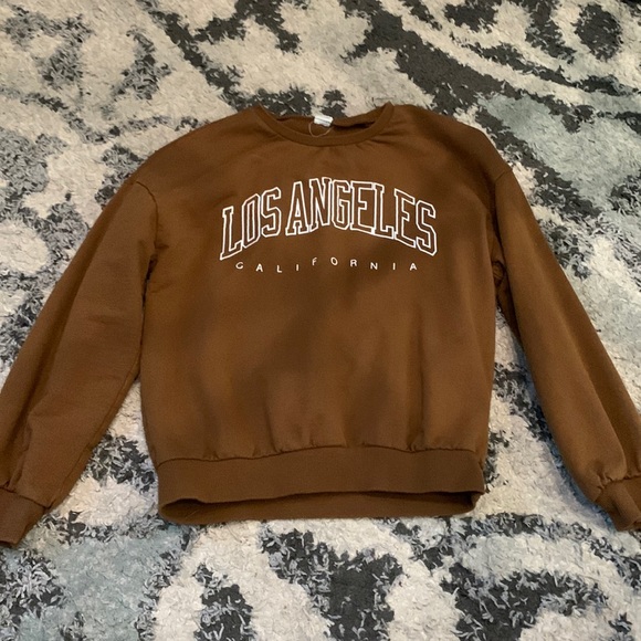 I am selling a 11-12 sized sweater that says Los angeles California - Picture 1 of 3
